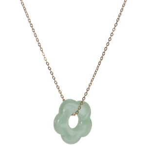 Collier composé d'une chaîne en acier doré et d'un pendentif fleur de couleur verte.