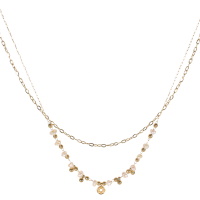 Collier double rangs composé d'une chaîne de 39 cm de long en acier doré, ainsi qu'une chaîne de 41 cm de long avec perles en acier doré surmontée de perles en véritable nacre et d'un pendentif cercle. Fermoir mousqueton avec 5 cm de rallonge.