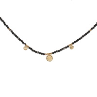 Collier composé de perles et de trois pastilles rondes en acier doré et de perle en véritables pierre d'agate. Fermoir mousqueton avec 5 cm de rallonge.