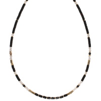 Collier composé de perles en acier doré et de perles en pierre de couleur noire. Fermoir mousqueton avec 5 cm.