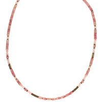 Collier composé de perles en acier doré et de perles en pierre de couleur rose. Fermoir mousqueton avec 5 cm.