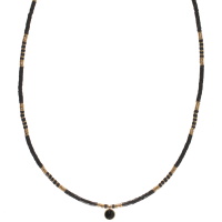 Collier composé de perles cylindriques en acier doré, de perles cylindriques en caoutchouc de couleur noir et d'un pendentif rond serti d'un cristal noir. Fermoir mousqueton avec 5 cm de rallonge.