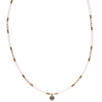 Collier composé de perles cylindriques en acier doré, de perles cylindriques en caoutchouc de couleur blanc et d'un pendentif rond serti d'un cristal. Fermoir mousqueton avec 5 cm de rallonge.
