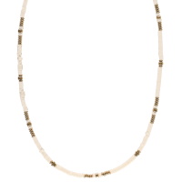 Collier composé de perles cylindriques en acier doré et de perles carrés en pierre de couleur blanche. Fermoir mousqueton avec 5 cm de rallonge.