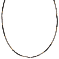 Collier composé de perles cylindriques en acier doré et de perles cylindriques en caoutchouc de couleur noir. Fermoir mousqueton avec 5 cm de rallonge.