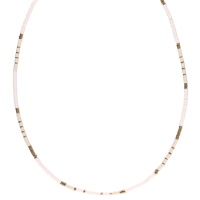 Collier composé de perles cylindriques en acier doré et de perles cylindriques en caoutchouc de couleur blanc. Fermoir mousqueton avec 5 cm de rallonge.