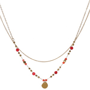 Collier double rangs composé d'une chaîne de 39 cm de long en acier doré, ainsi qu'une chaîne de 40 cm de long avec perles et un pendentif en acier doré et de perles de couleur rouge. Fermoir mousqueton avec 5 cm de rallonge.