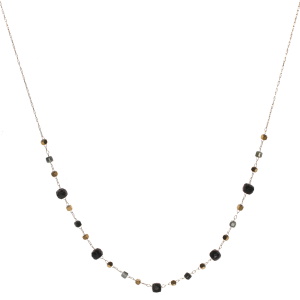 Collier composé d'une chaîne avec perles cubiques en acier doré et de perles cubiques de couleur noire et grise. Fermoir mousqueton avec 5 cm de rallonge.

