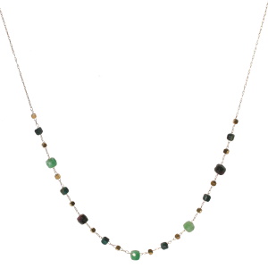 Collier composé d'une chaîne avec perles cubiques en acier doré et de perles cubiques de couleur verte. Fermoir mousqueton avec 5 cm de rallonge.
