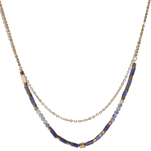 Collier double rangs composé d'une chaîne de 39 cm de long en acier doré et d'une chaîne de 40 cm de long avec perles cylindriques en acier doré et de perles de couleur bleue. Fermoir mousqueton avec 5 cm de rallonge.
