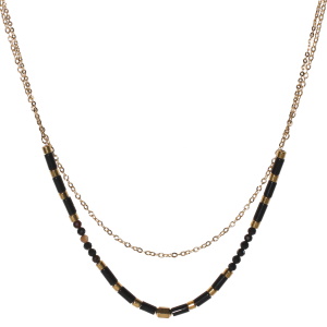 Collier double rangs composé d'une chaîne de 39 cm de long en acier doré et d'une chaîne de 40 cm de long avec perles cylindriques en acier doré et de perles de couleur noire. Fermoir mousqueton avec 5 cm de rallonge.
