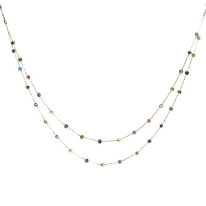 Collier double rangs composé d'une chaîne de 39 cm de long avec perles cubiques en acier doré et de perles cubiques de couleur verte, ainsi qu'une chaîne de 42 cm de long avec perles cubiques en acier doré et de perles cubiques de couleur verte. Fermoir mousqueton avec 5 cm de rallonge.