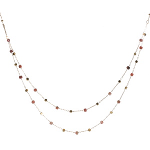 Collier double rangs composé d'une chaîne de 39 cm de long avec perles cubiques en acier doré et de perles cubiques de couleur rose, ainsi qu'une chaîne de 42 cm de long avec perles cubiques en acier doré et de perles cubiques de couleur rose. Fermoir mousqueton avec 5 cm de rallonge.