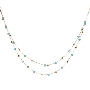 Collier double rangs composé d'une chaîne de 39 cm de long avec perles cubiques en acier doré et de perles cubiques de couleur bleue turquoise, ainsi qu'une chaîne de 42 cm de long avec perles cubiques en acier doré et de perles cubiques de couleur bleue turquoise. Fermoir mousqueton avec 5 cm de rallonge.