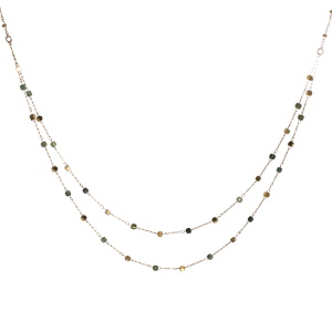 Collier double rangs composé d'une chaîne de 39 cm de long avec perles cubiques en acier doré et de perles cubiques de couleur verte, ainsi qu'une chaîne de 42 cm de long avec perles cubiques en acier doré et de perles cubiques de couleur verte. Fermoir mousqueton avec 5 cm de rallonge.