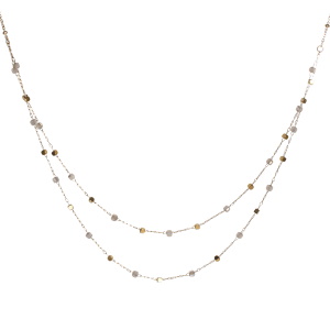 Collier double rangs composé d'une chaîne de 39 cm de long avec perles cubiques en acier doré et de perles cubiques de couleur blanche, ainsi qu'une chaîne de 42 cm de long avec perles cubiques en acier doré et de perles cubiques de couleur blanche. Fermoir mousqueton avec 5 cm de rallonge.