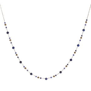 Collier composé d'une chaîne avec perles en acier doré, des perles cylindriques de couleur bleue et des perles rondes de couleur bleue. Fermoir mousqueton avec 5 cm de rallonge.