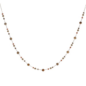 Collier composé d'une chaîne avec perles en acier doré, des perles cylindriques de couleur rouge et des perles rondes de couleur marron. Fermoir mousqueton avec 5 cm de rallonge.