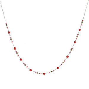 Collier composé d'une chaîne avec perles en acier doré, des perles cylindriques de couleur rose et des perles rondes de couleur rouge. Fermoir mousqueton avec 5 cm de rallonge.