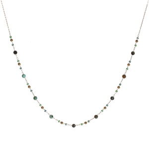 Collier composé d'une chaîne avec perles en acier doré, des perles cylindriques de couleur verte et des perles rondes de couleur verte. Fermoir mousqueton avec 5 cm de rallonge.