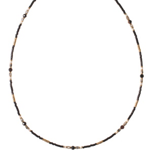 Collier composé de perles miyuki de couleur noire et grise, de perles cylindriques en acier doré et de perles rondes de couleur noire. Fermoir mousqueton en acier doré avec 5 cm de rallonge.