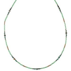 Collier composé de perles miyuki de couleur verte, de perles cylindriques en acier doré et de perles rondes de couleur verte. Fermoir mousqueton en acier doré avec 5 cm de rallonge.