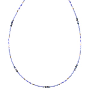 Collier composé de perles miyuki de couleur bleue, de perles cylindriques en acier doré et de perles rondes de couleur bleue. Fermoir mousqueton en acier doré avec 5 cm de rallonge.