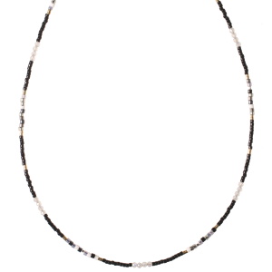 Collier composé de perles miyuki de couleur noire, de perles cylindriques en acier doré et de perles rondes de couleur grise. Fermoir mousqueton en acier doré avec 5 cm de rallonge.