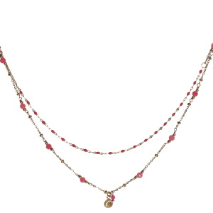 Collier double rangs composé d'une chaîne de 39 cm de long avec perles de couleur rose, ainsi qu'une chaîne de 42 cm de long en acier doré avec des perles roses et d'un pendentif rond en acier doré et d'une pampille perle rose. Fermoir mousqueton avec 5 cm de rallonge.