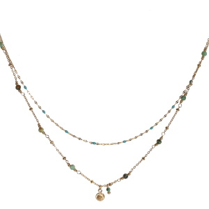 Collier double rangs composé d'une chaîne de 39 cm de long avec perles de couleur verte, ainsi qu'une chaîne de 42 cm de long en acier doré avec des perles vertes et d'un pendentif rond en acier doré et d'une pampille perle verte. Fermoir mousqueton avec 5 cm de rallonge.