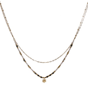 Collier double rangs composé d'une chaîne de 39 cm de long en acier doré, ainsi qu'une chaîne de 41 cm de long avec des perles cylindriques en acier doré et des perles miyuki grise, des perles cubiques de couleur noire et un pendentif soleil en acier doré. Fermoir mousqueton avec 5 cm de rallonge.