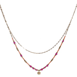 Collier double rangs composé d'une chaîne de 39 cm de long en acier doré, ainsi qu'une chaîne de 41 cm de long avec des perles cylindriques en acier doré et des perles miyuki rose, des perles cubiques de couleur rose et un pendentif soleil en acier doré. Fermoir mousqueton avec 5 cm de rallonge.