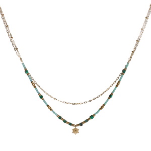 Collier double rangs composé d'une chaîne de 39 cm de long en acier doré, ainsi qu'une chaîne de 41 cm de long avec des perles cylindriques en acier doré et des perles miyuki vertes, des perles cubiques en pierre de malachite d'imitation et un pendentif soleil en acier doré. Fermoir mousqueton avec 5 cm de rallonge.