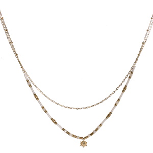 Collier double rangs composé d'une chaîne de 39 cm de long en acier doré, ainsi qu'une chaîne de 41 cm de long avec des perles cylindriques en acier doré et des perles miyuki blanches, des perles cubiques de couleur blanche et un pendentif soleil en acier doré. Fermoir mousqueton avec 5 cm de rallonge.