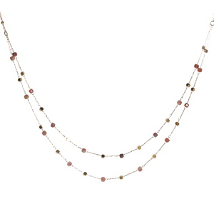 Collier double rangs composé d'une chaîne de 40 cm de long avec perles cubiques en acier doré et de perles cubiques de couleur rose, ainsi qu'une chaîne de 42 cm de long avec perles cubiques en acier doré et de perles cubiques de couleur rose. Fermoir mousqueton avec 5 cm de rallonge.