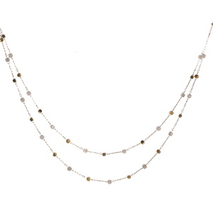 Collier double rangs composé d'une chaîne de 40 cm de long avec perles cubiques en acier doré et de perles cubiques de couleur blanche, ainsi qu'une chaîne de 42 cm de long avec perles cubiques en acier doré et de perles cubiques de couleur blanche. Fermoir mousqueton avec 5 cm de rallonge.