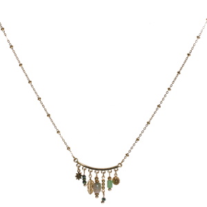 Collier composé d'une chaîne avec pendentifs étoile, plume et pastille ronde en acier doré et de pampilles de couleur verte. Fermoir mousqueton avec 5 cm de rallonge.