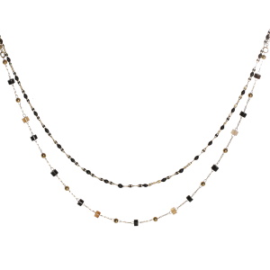 Collier double rangs composé d'une chaîne de 38 cm de long en acier doré et des perles de couleur noire, ainsi qu'une chaîne de 40 cm de long avec perles en acier doré et des perles cylindriques de couleur noire et transparent. Fermoir mousqueton avec 5 cm de rallonge.