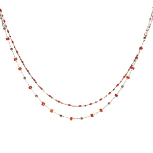 Collier double rangs composé d'une chaîne de 38 cm de long en acier doré et des perles de couleur rouge, ainsi qu'une chaîne de 40 cm de long avec perles en acier doré et des perles cylindriques de couleur rouge. Fermoir mousqueton avec 5 cm de rallonge.