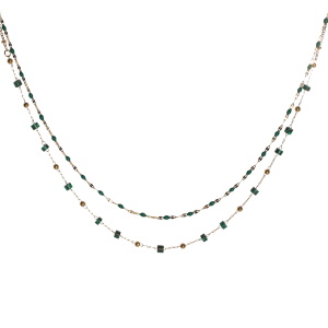 Collier double rangs composé d'une chaîne de 38 cm de long en acier doré et des perles de couleur verte, ainsi qu'une chaîne de 40 cm de long avec perles en acier doré et des perles cylindriques en pierre malachite d'imitation. Fermoir mousqueton avec 5 cm de rallonge.