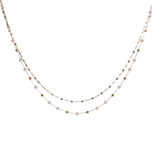 Collier double rangs composé d'une chaîne de 38 cm de long en acier doré et des perles de couleur blanche, ainsi qu'une chaîne de 40 cm de long avec perles en acier doré et des perles cylindriques de couleur blanche. Fermoir mousqueton avec 5 cm de rallonge.