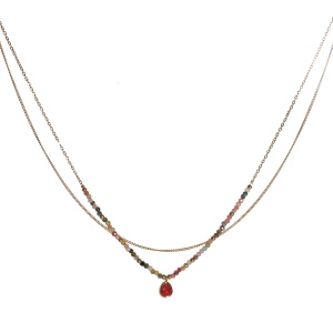 Collier double rangs composé d'une chaîne de 39 cm de long en acier doré, ainsi qu'une chaîne de 40 cm de long avec perles en acier doré, des perles multicolores et d'un pendentif en forme de goutte serti d'un pierre de couleur rouge. Fermoir mousqueton avec 5 cm de rallonge.