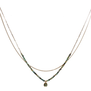 Collier double rangs composé d'une chaîne de 39 cm de long en acier doré, ainsi qu'une chaîne de 40 cm de long avec perles en acier doré, des perles de couleur verte et d'un pendentif en forme de goutte serti d'un pierre de couleur verte. Fermoir mousqueton avec 5 cm de rallonge.