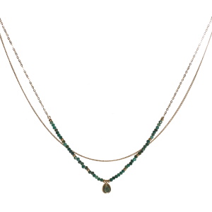 Collier double rangs composé d'une chaîne de 39 cm de long en acier doré, ainsi qu'une chaîne de 40 cm de long avec perles en acier doré, des perles de couleur verte et d'un pendentif en forme de goutte serti d'un pierre de couleur verte. Fermoir mousqueton avec 5 cm de rallonge.