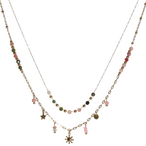 Collier double rangs composé d'une chaîne de 39 cm de long en acier doré avec des perles rose, ainsi qu'une chaîne de 42 cm de long avec pampilles soleil, étoile et pastille ronde en acier doré et de perles multicolores.<r/>Fermoir mousqueton avec 5 cm de rallonge.