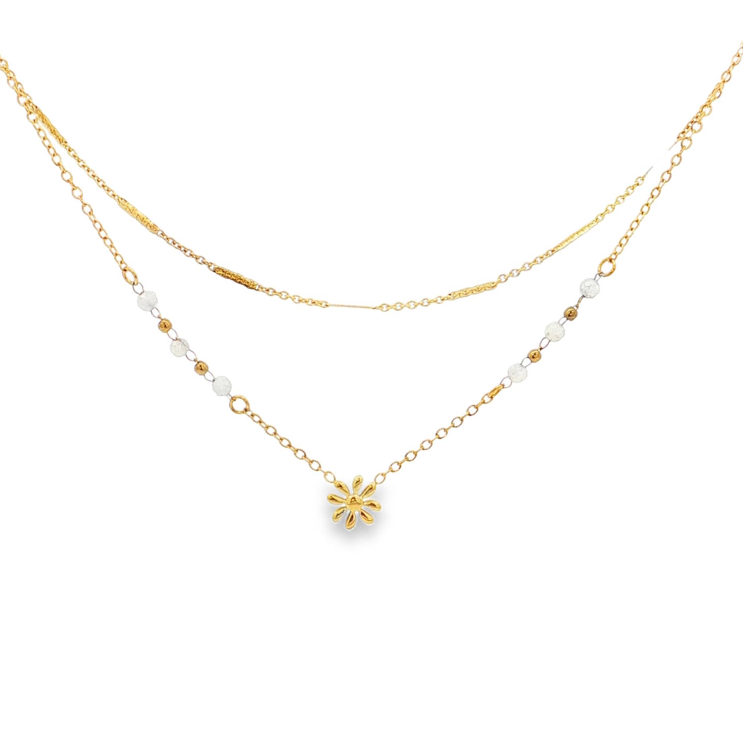 Sublimez votre décolleté avec cet élégant collier double rangs en acier doré.<br/>Ce bijou délicat se compose de deux chaînes fines, la première ornée de perles blanches et dorées, et la seconde agrémentée d'une charmante fleur dorée.<br/>Un accessoire tendance et raffiné, parfait pour rehausser votre style.<br/>Fermoir mousqueton avec 5 cm de rallonge. Multirangs Perle Adolescent Adulte Femme Fille Fleurs Indémodable Nature Sublimez votre décolleté avec cet élégant collier double rangs en acier doré.<br/>Ce bijou délicat se compose de deux chaînes fines, la première ornée de perles blanches et dorées, et la seconde agrémentée d'une charmante fleur dorée.<br/>Un accessoire tendance et raffiné, parfait pour rehausser votre style.<br/>Fermoir mousqueton avec 5 cm de rallonge. Multirangs Perle Adolescent Adulte Femme Fille Fleurs Indémodable Nature