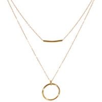 Collier double rangs composé d'une chaîne de 38 cm de long avec un pendentif tube en acier doré et d'une chaîne de 44 cm de long avec pendentif cercle en acier doré. Fermoir mousqueton avec 5 cm de rallonge.