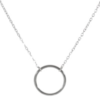 Collier composé d'une chaîne avec pendentif cercle en acier argenté. Fermoir mousqueton avec 5 cm de rallonge.