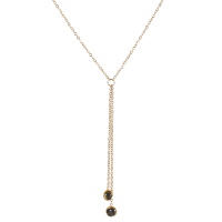 Collier composé d'une chaîne en acier doré et d'un pendentif de deux chaînes avec deux cristaux de couleur noir sertis clos. Fermoir mousqueton avec 5 cm de rallonge.