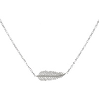 Collier composé d'une chaîne avec une feuille en acier argenté et des perles en émail de couleur blanche. Fermoir mousqueton avec 5 cm de rallonge.